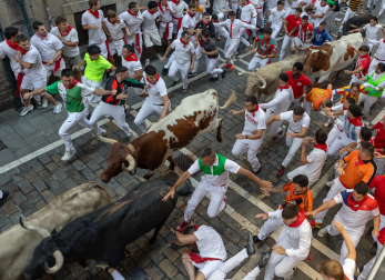 Primer encierro de San Fermín 2026 en la Estafeta.