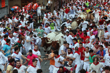 Primer encierro de San Fermín 2026 con toros de Fuente Ymbro en la Estafeta.