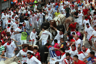 Primer encierro de San Fermín 2026 con toros de Fuente Ymbro en la Estafeta.