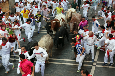 Primer encierro de San Fermín 2026 con toros de Fuente Ymbro en la Estafeta.