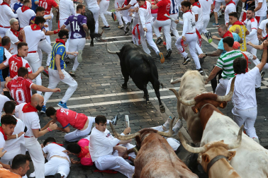 Primer encierro de San Fermín 2026 con toros de Fuente Ymbro en la Estafeta.