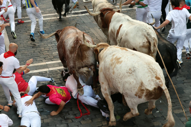 Primer encierro de San Fermín 2026 con toros de Fuente Ymbro en la Estafeta.