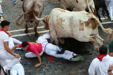 Primer encierro de San Fermín 2026 con toros de Fuente Ymbro en la Estafeta.