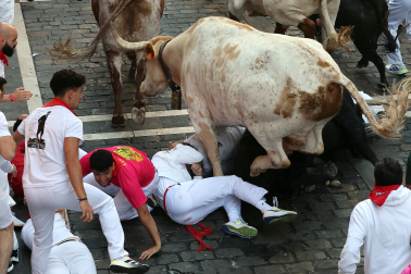 Primer encierro de San Fermín 2026 con toros de Fuente Ymbro en la Estafeta.