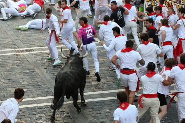 Primer encierro de San Fermín 2026 con toros de Fuente Ymbro en la Estafeta.