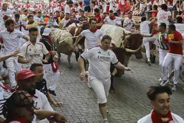 Primer encierro de San Fermín 2026 con toros de Fuente Ymbro en el callejón.