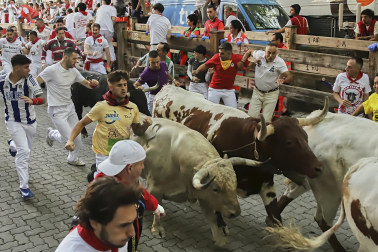 Primer encierro de San Fermín 2026 con toros de Fuente Ymbro en el callejón.