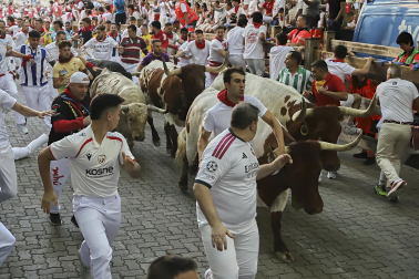 Primer encierro de San Fermín 2026 con toros de Fuente Ymbro en el callejón.
