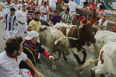 Primer encierro de San Fermín 2026 con toros de Fuente Ymbro en el callejón.