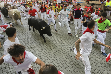 Primer encierro de San Fermín 2026 con toros de Fuente Ymbro en el callejón.