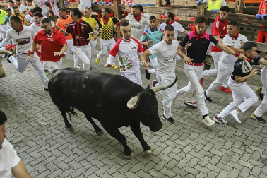Primer encierro de San Fermín 2026 con toros de Fuente Ymbro en el callejón.