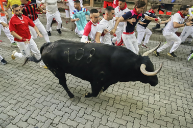 Primer encierro de San Fermín 2026 con toros de Fuente Ymbro en el callejón.