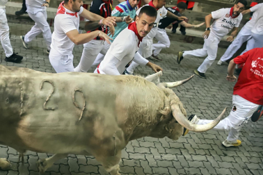 Primer encierro de San Fermín 2026 con toros de Fuente Ymbro en el callejón.