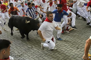 Primer encierro de San Fermín 2026 con toros de Fuente Ymbro en el callejón.