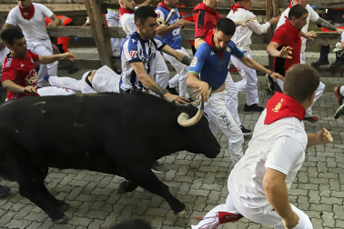 Primer encierro de San Fermín 2026 con toros de Fuente Ymbro en el callejón.