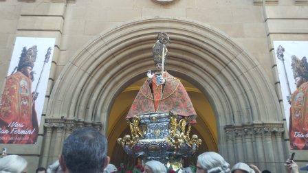Sale el santo de la iglesia de San Lorenzo.