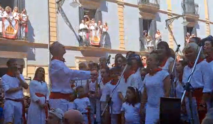 La Coral Santiago ha protagonizado una interpretación muy especial de la Jota Ofrenda a San Fermín