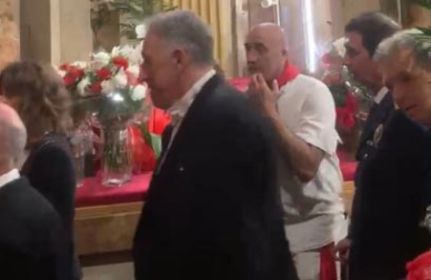 Como es ya habitual, el alcalde, Joseba Asiron, y los concejales de EH Bildu han entrado con la comitiva hasta la sacristía de la iglesia de San Lorenzo. Minutos después han abandonado el lugar por la puerta trasera. Los concejales de UPN, PSN, PP y Geroa Bai ocupan un lugar preferente en la capilla de San Fermín.