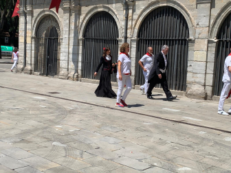 Asiron regresa tras ausentarse de la misa.