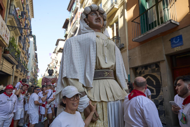 Fotos de la salida de la Comparsa de Gigantes y Cabezudos este 7 de julio de San Fermín 2026