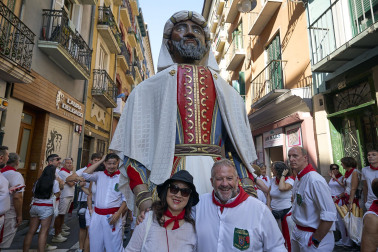 Fotos de la salida de la Comparsa de Gigantes y Cabezudos este 7 de julio de San Fermín 2026