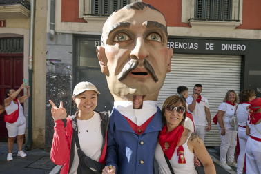 Fotos de la salida de la Comparsa de Gigantes y Cabezudos este 7 de julio de San Fermín 2026