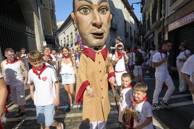 Fotos de la salida de la Comparsa de Gigantes y Cabezudos este 7 de julio de San Fermín 2026