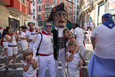 Fotos de la salida de la Comparsa de Gigantes y Cabezudos este 7 de julio de San Fermín 2026