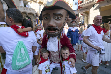 Fotos de la salida de la Comparsa de Gigantes y Cabezudos este 7 de julio de San Fermín 2026