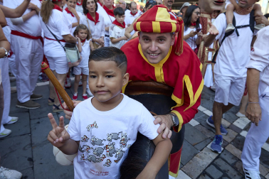 Fotos de la salida de la Comparsa de Gigantes y Cabezudos este 7 de julio de San Fermín 2026