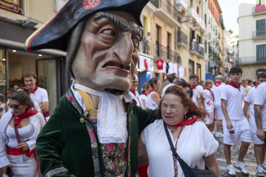 Fotos de la salida de la Comparsa de Gigantes y Cabezudos este 7 de julio de San Fermín 2026
