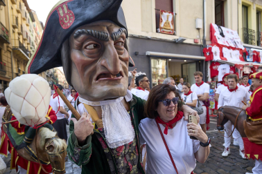 Fotos de la salida de la Comparsa de Gigantes y Cabezudos este 7 de julio de San Fermín 2026