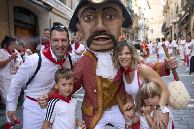 Fotos de la salida de la Comparsa de Gigantes y Cabezudos este 7 de julio de San Fermín 2026