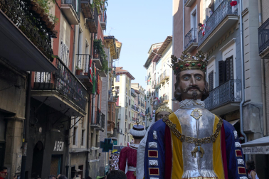 Fotos de la salida de la Comparsa de Gigantes y Cabezudos este 7 de julio de San Fermín 2026