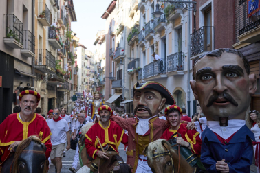 Fotos de la salida de la Comparsa de Gigantes y Cabezudos este 7 de julio de San Fermín 2026