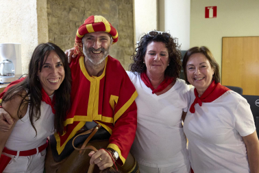 Fotos de la salida de la Comparsa de Gigantes y Cabezudos este 7 de julio de San Fermín 2026