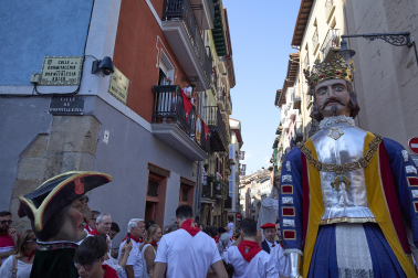 Fotos de la salida de la Comparsa de Gigantes y Cabezudos este 7 de julio de San Fermín 2026