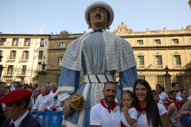Fotos de la salida de la Comparsa de Gigantes y Cabezudos este 7 de julio de San Fermín 2026
