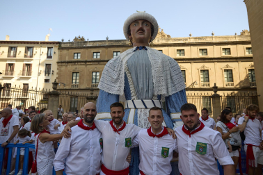 Fotos de la salida de la Comparsa de Gigantes y Cabezudos este 7 de julio de San Fermín 2026