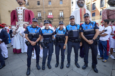 Fotos de la salida de la Comparsa de Gigantes y Cabezudos este 7 de julio de San Fermín 2026