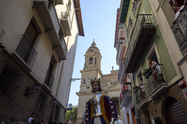 Fotos de la salida de la Comparsa de Gigantes y Cabezudos este 7 de julio de San Fermín 2026
