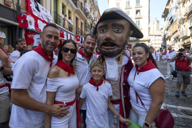Fotos de la salida de la Comparsa de Gigantes y Cabezudos este 7 de julio de San Fermín 2026