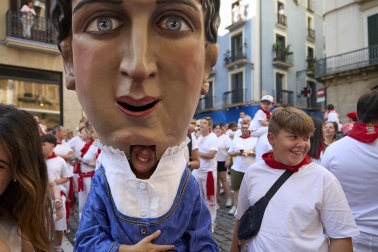 Fotos de la salida de la Comparsa de Gigantes y Cabezudos este 7 de julio de San Fermín 2026