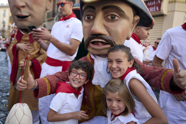 Fotos de la salida de la Comparsa de Gigantes y Cabezudos este 7 de julio de San Fermín 2026