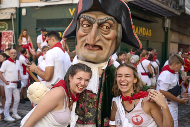 Fotos de la salida de la Comparsa de Gigantes y Cabezudos este 7 de julio de San Fermín 2026