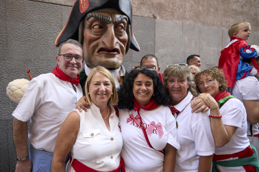 Fotos de la salida de la Comparsa de Gigantes y Cabezudos este 7 de julio de San Fermín 2026