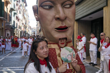Fotos de la salida de la Comparsa de Gigantes y Cabezudos este 7 de julio de San Fermín 2026