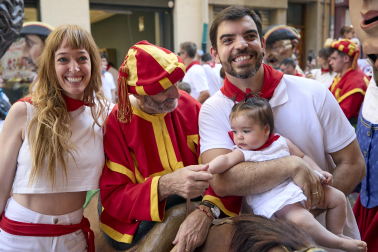 Fotos de la salida de la Comparsa de Gigantes y Cabezudos este 7 de julio de San Fermín 2026