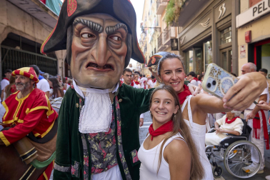 Fotos de la salida de la Comparsa de Gigantes y Cabezudos este 7 de julio de San Fermín 2026