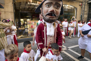 Fotos de la salida de la Comparsa de Gigantes y Cabezudos este 7 de julio de San Fermín 2026